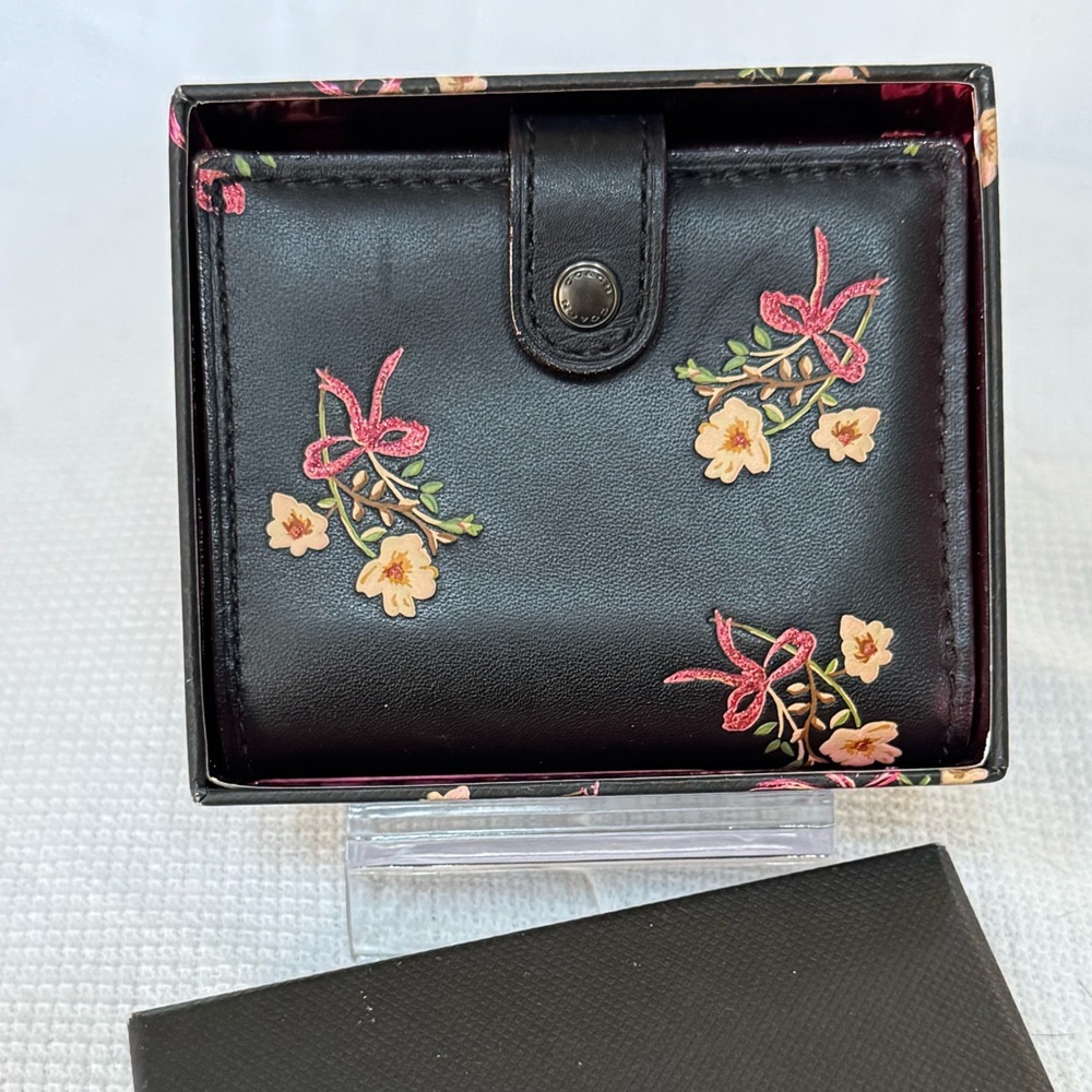 Coach Trifold Leather Wallet with Matching Box with Gold Lettering NWT! - Picture 2 of 16